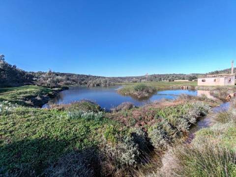 Herdade com construções à entrada de Portimão
