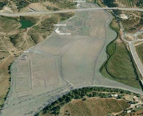 Herdade com construções à entrada de Portimão