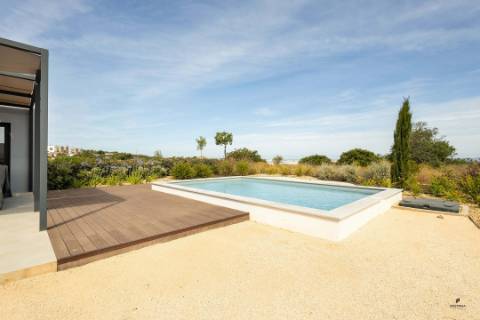 Moradia geminada T1+2 com piscina