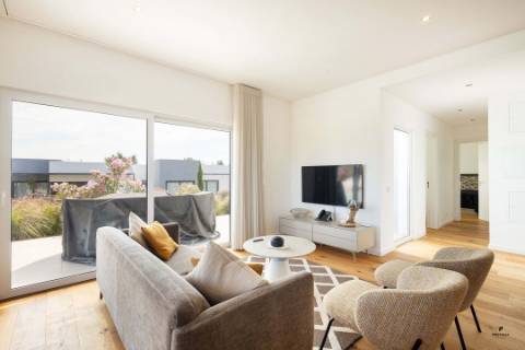 Moradia geminada T1+2 com piscina