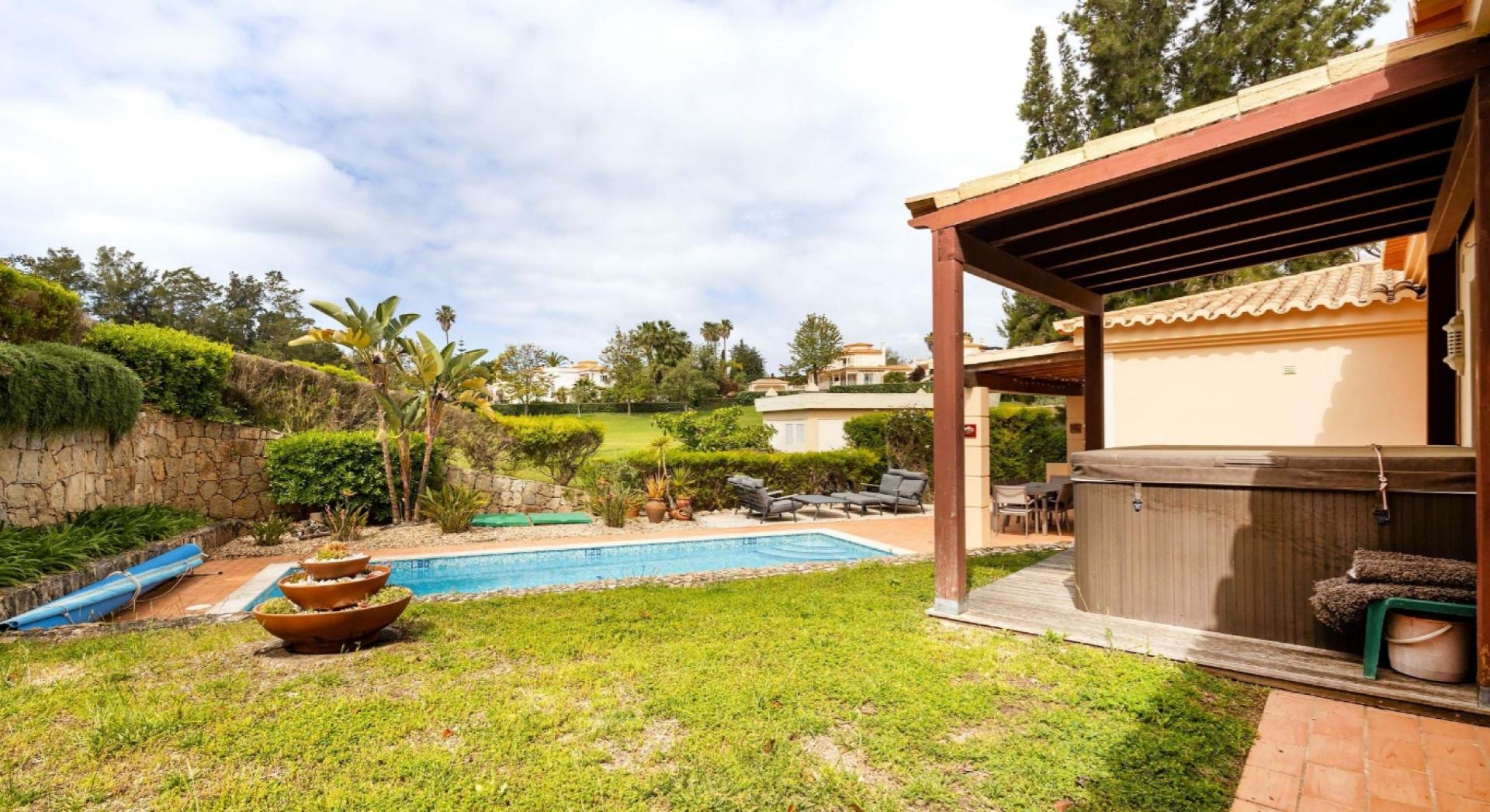 Moradia frente golf com quatro quartos e piscina, Carvoeiro - Algarve