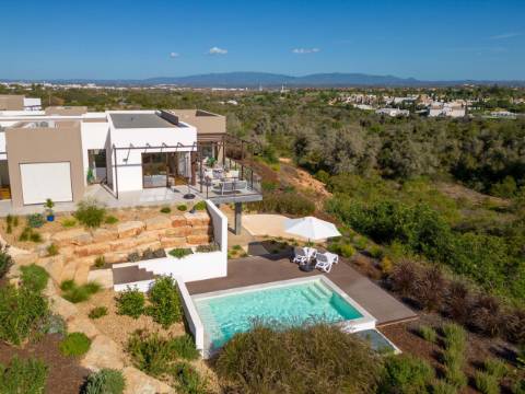 Moradia com piscina em Ferragudo inserida num Golf Resort