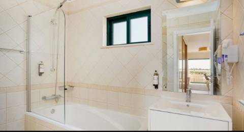 Apartamento T0 TURISTICO, com grande terraço, localizado junto ao campo de Golfe do Gramacho e a 4 quilómetros de Ferragudo.
