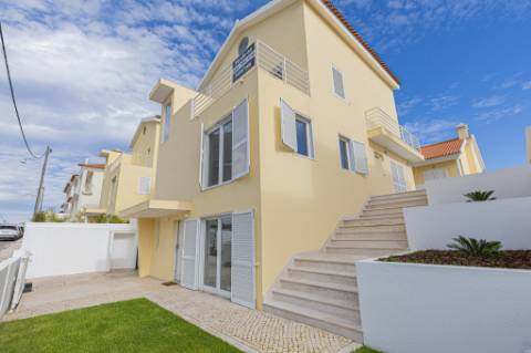 Moradia T5 isolada (A+) com 4 WC, varandas amplas, jardim relvado, garagem e vista desafogada.