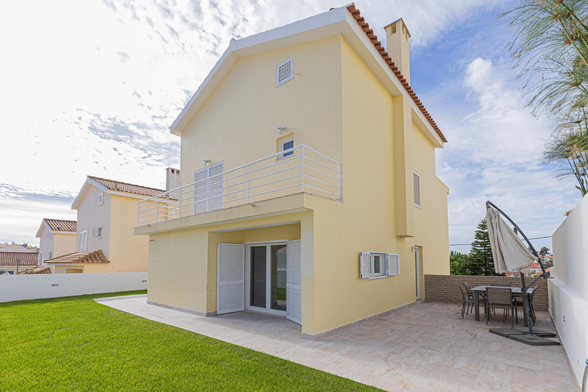 Moradia T5 isolada (A+) com 4 WC, varandas amplas, jardim relvado, garagem e vista desafogada.