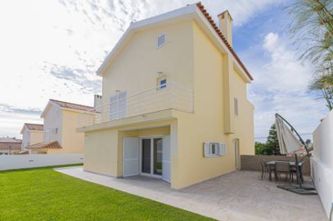 Moradia T5 isolada (A+) com 4 WC, varandas amplas, jardim relvado, garagem e vista desafogada.