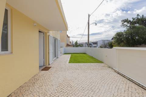 Moradia T5 isolada (A+) com 4 WC, varandas amplas, jardim relvado, garagem e vista desafogada.