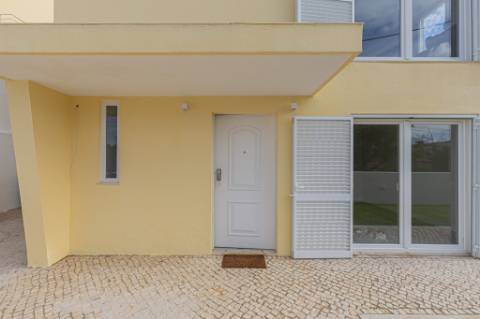 Moradia T5 isolada (A+) com 4 WC, varandas amplas, jardim relvado, garagem e vista desafogada.