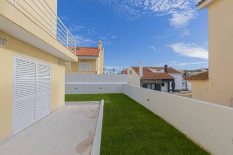 Moradia T5 isolada (A+) com 4 WC, varandas amplas, jardim relvado, garagem e vista desafogada.