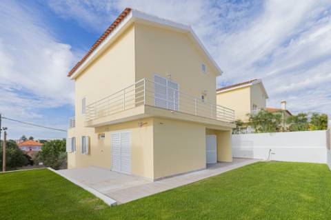 Moradia T5 isolada (A+) com 4 WC, varandas amplas, jardim relvado, garagem e vista desafogada.