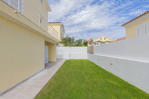 Moradia T5 isolada (A+) com 4 WC, varandas amplas, jardim relvado, garagem e vista desafogada.