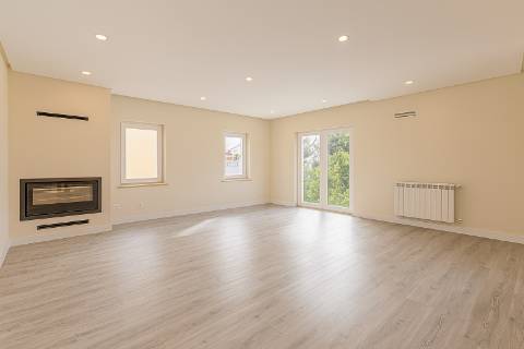 Moradia T5 isolada (A+) com 4 WC, varandas amplas, jardim relvado, garagem e vista desafogada.