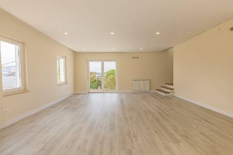 Moradia T5 isolada (A+) com 4 WC, varandas amplas, jardim relvado, garagem e vista desafogada.