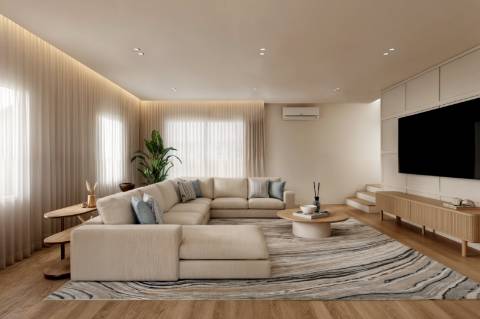 Moradia T5 isolada (A+) com 4 WC, varandas amplas, jardim relvado, garagem e vista desafogada.