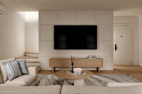 Moradia T5 isolada (A+) com 4 WC, varandas amplas, jardim relvado, garagem e vista desafogada.