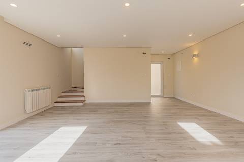 Moradia T5 isolada (A+) com 4 WC, varandas amplas, jardim relvado, garagem e vista desafogada.