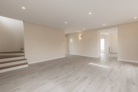 Moradia T5 isolada (A+) com 4 WC, varandas amplas, jardim relvado, garagem e vista desafogada.