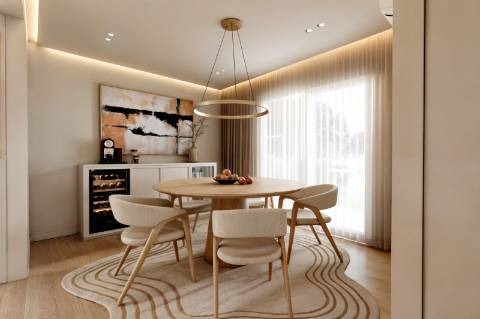 Moradia T5 isolada (A+) com 4 WC, varandas amplas, jardim relvado, garagem e vista desafogada.