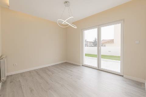 Moradia T5 isolada (A+) com 4 WC, varandas amplas, jardim relvado, garagem e vista desafogada.