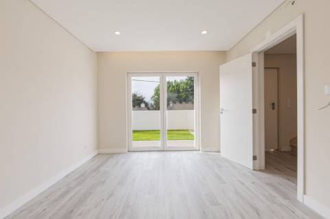 Moradia T5 isolada (A+) com 4 WC, varandas amplas, jardim relvado, garagem e vista desafogada.