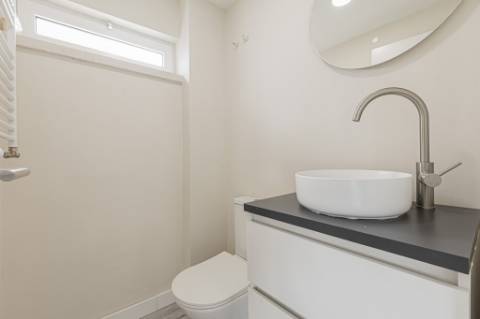 Moradia T5 isolada (A+) com 4 WC, varandas amplas, jardim relvado, garagem e vista desafogada.