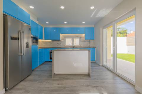 Moradia T5 isolada (A+) com 4 WC, varandas amplas, jardim relvado, garagem e vista desafogada.