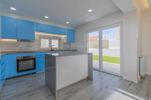 Moradia T5 isolada (A+) com 4 WC, varandas amplas, jardim relvado, garagem e vista desafogada.