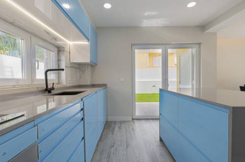 Moradia T5 isolada (A+) com 4 WC, varandas amplas, jardim relvado, garagem e vista desafogada.