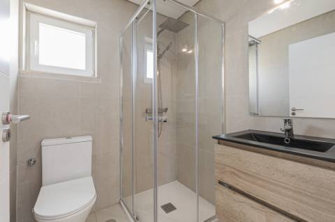 Moradia T5 isolada (A+) com 4 WC, varandas amplas, jardim relvado, garagem e vista desafogada.