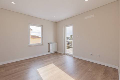 Moradia T5 isolada (A+) com 4 WC, varandas amplas, jardim relvado, garagem e vista desafogada.