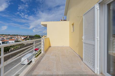 Moradia T5 isolada (A+) com 4 WC, varandas amplas, jardim relvado, garagem e vista desafogada.