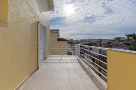 Moradia T5 isolada (A+) com 4 WC, varandas amplas, jardim relvado, garagem e vista desafogada.