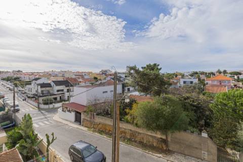 Moradia T5 isolada (A+) com 4 WC, varandas amplas, jardim relvado, garagem e vista desafogada.