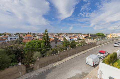 Moradia T5 isolada (A+) com 4 WC, varandas amplas, jardim relvado, garagem e vista desafogada.