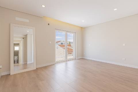 Moradia T5 isolada (A+) com 4 WC, varandas amplas, jardim relvado, garagem e vista desafogada.