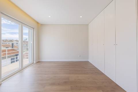 Moradia T5 isolada (A+) com 4 WC, varandas amplas, jardim relvado, garagem e vista desafogada.