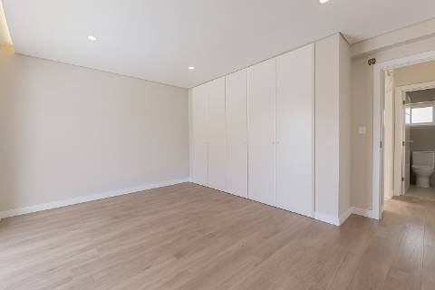 Moradia T5 isolada (A+) com 4 WC, varandas amplas, jardim relvado, garagem e vista desafogada.