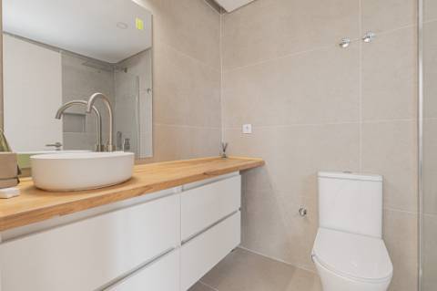 Moradia T5 isolada (A+) com 4 WC, varandas amplas, jardim relvado, garagem e vista desafogada.