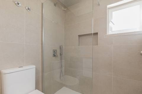 Moradia T5 isolada (A+) com 4 WC, varandas amplas, jardim relvado, garagem e vista desafogada.