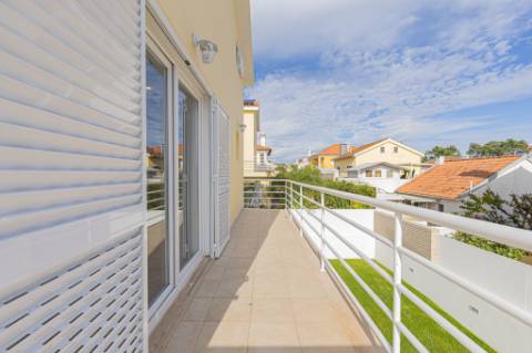 Moradia T5 isolada (A+) com 4 WC, varandas amplas, jardim relvado, garagem e vista desafogada.