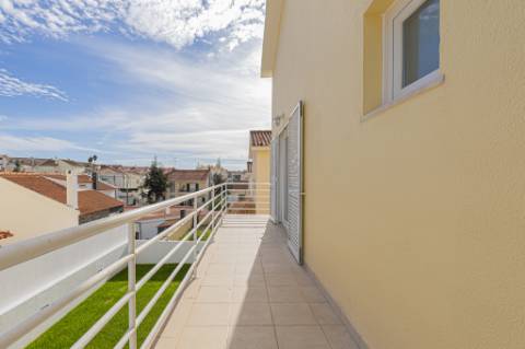 Moradia T5 isolada (A+) com 4 WC, varandas amplas, jardim relvado, garagem e vista desafogada.