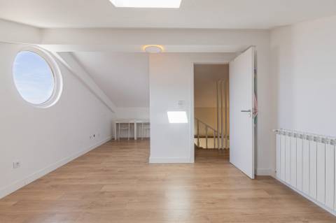 Moradia T5 isolada (A+) com 4 WC, varandas amplas, jardim relvado, garagem e vista desafogada.