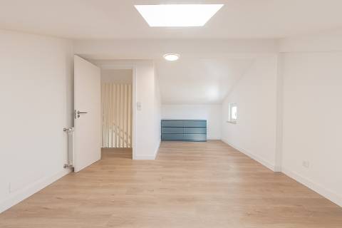 Moradia T5 isolada (A+) com 4 WC, varandas amplas, jardim relvado, garagem e vista desafogada.