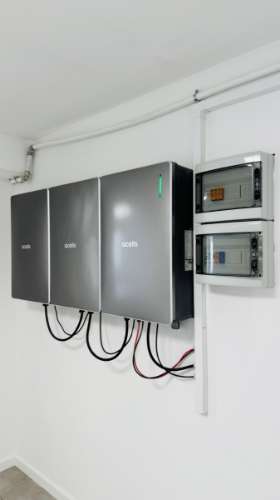 Moradia T5 isolada (A+) com 4 WC, varandas amplas, jardim relvado, garagem e vista desafogada.