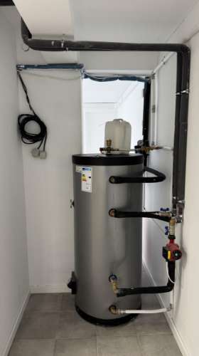 Moradia T5 isolada (A+) com 4 WC, varandas amplas, jardim relvado, garagem e vista desafogada.