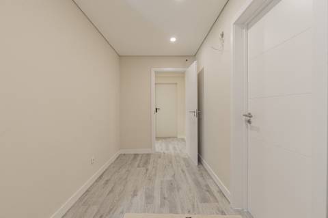 Moradia T5 isolada (A+) com 4 WC, varandas amplas, jardim relvado, garagem e vista desafogada.