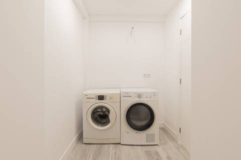 Moradia T5 isolada (A+) com 4 WC, varandas amplas, jardim relvado, garagem e vista desafogada.