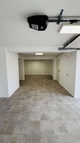 Moradia T5 isolada (A+) com 4 WC, varandas amplas, jardim relvado, garagem e vista desafogada.