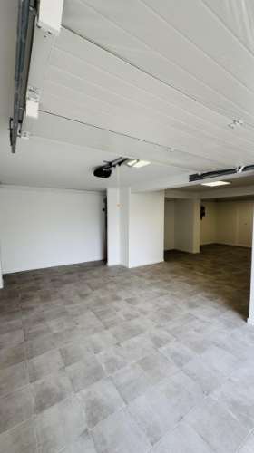 Moradia T5 isolada (A+) com 4 WC, varandas amplas, jardim relvado, garagem e vista desafogada.
