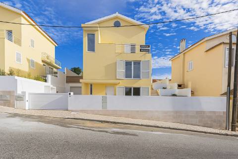 Moradia T5 isolada (A+) com 4 WC, varandas amplas, jardim relvado, garagem e vista desafogada.